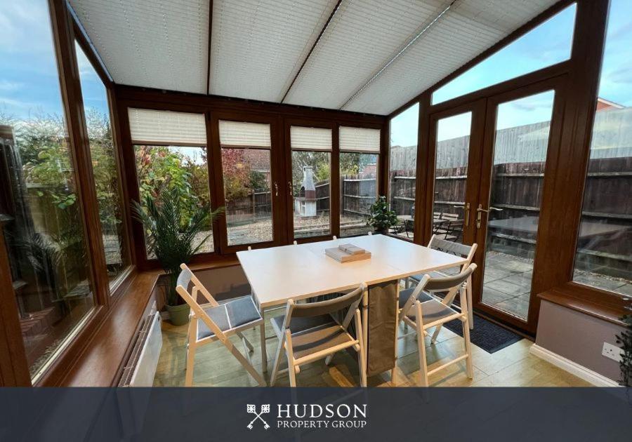 Telford Townhouse With Parking And Garden Villa Eksteriør billede