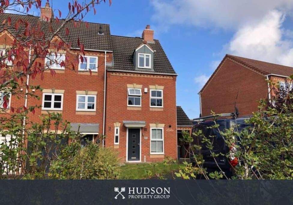 Telford Townhouse With Parking And Garden Villa Eksteriør billede