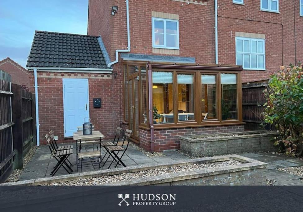 Telford Townhouse With Parking And Garden Villa Eksteriør billede